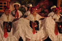 Apresentação de danças e trajes típicos durante festa em praça de Mérida, a capital do Yucatán, no México
